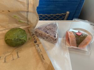 十穀米のおにぎり、桜餅、抹茶スコーン