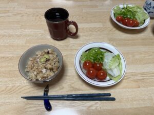 炊き込みご飯とサラダ