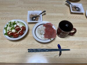 まぐろ丼、サラダ、納豆