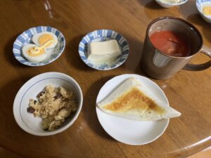 小皿に盛った料理