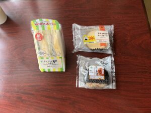 サンドイッチ、おにぎり、チーズケーキ