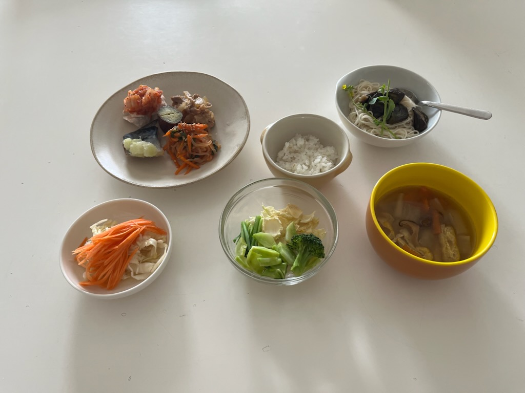 小皿に盛った料理