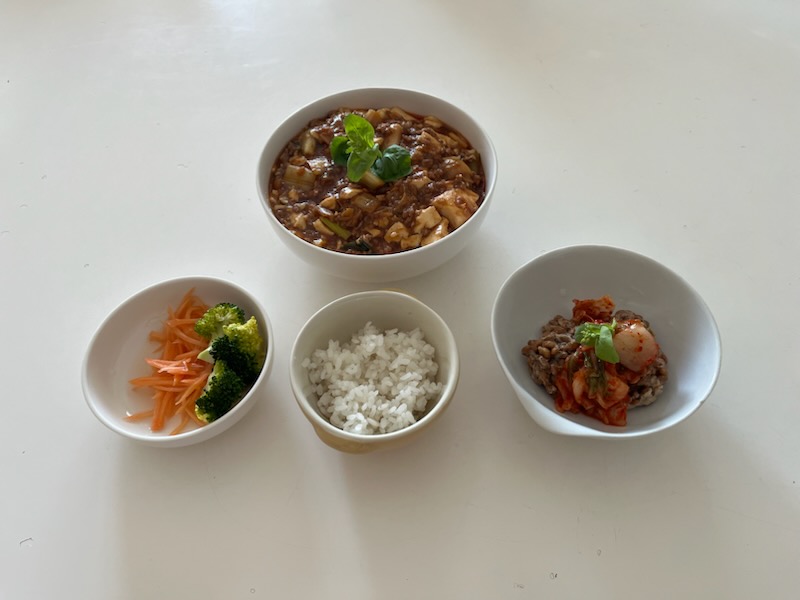 小皿に盛った料理