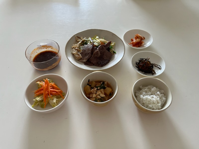 小皿に盛った料理