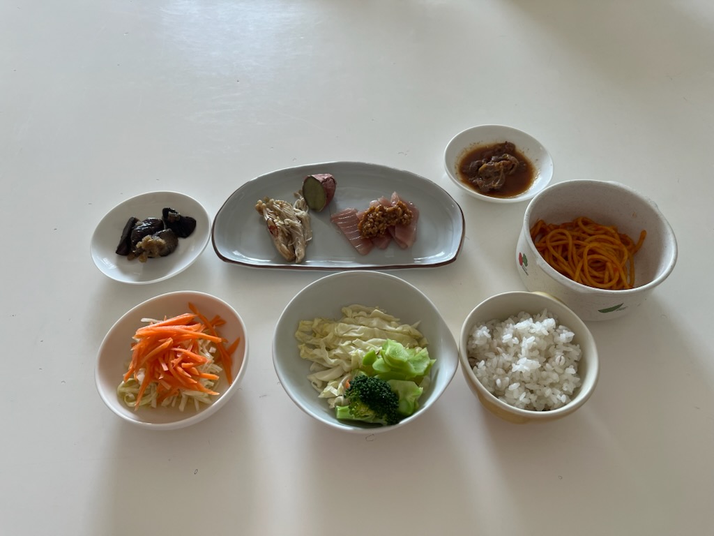 小皿に盛った料理