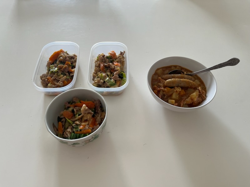 豚肉と野菜のチーズ焼き、大根入り学校給食カレー