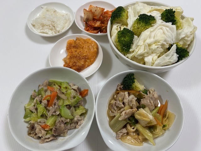 小皿に盛った料理