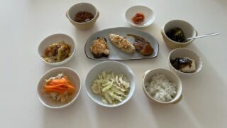 大阪のお土産を広げて、旅の余韻に浸る😌