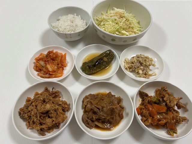 小皿に盛った料理