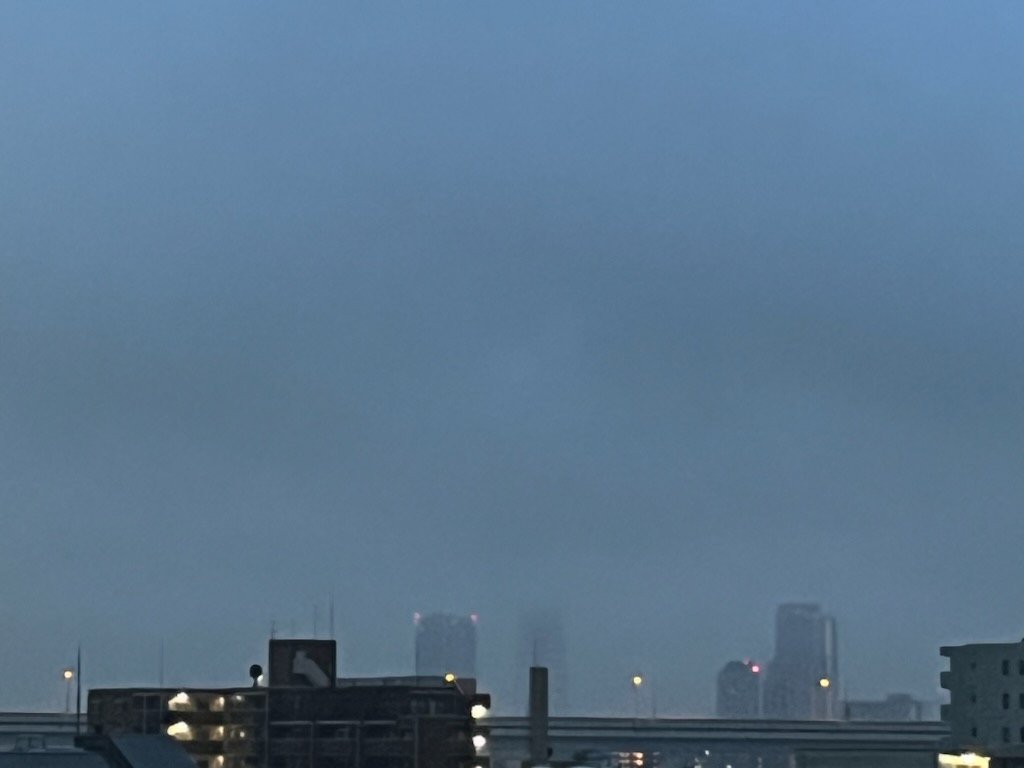 朝の曇り空