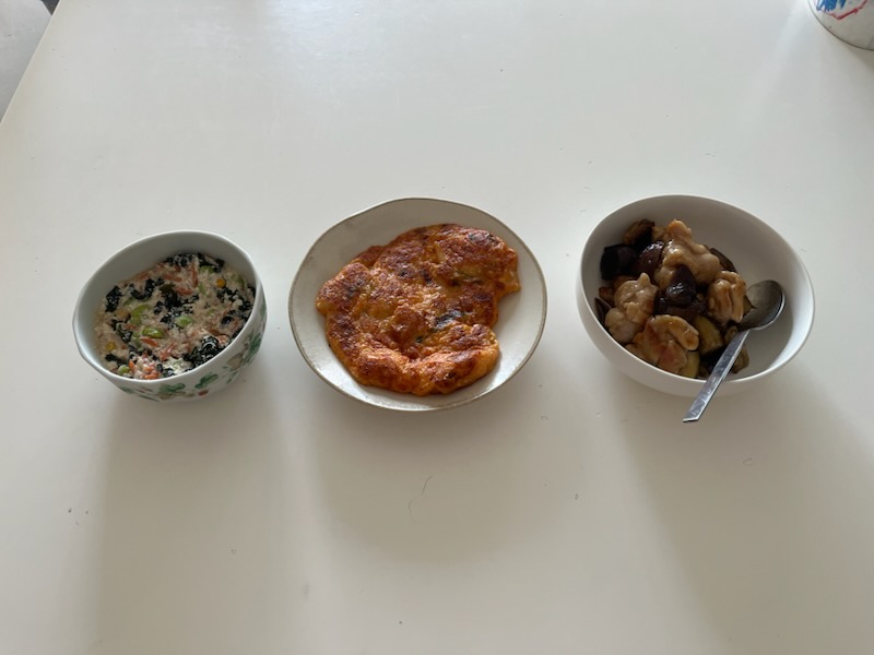 わかめの白和え、豆腐とキムチのチヂミ、鶏モモ肉となすのオイスターソース炒め