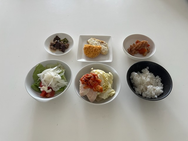 小皿に盛った料理