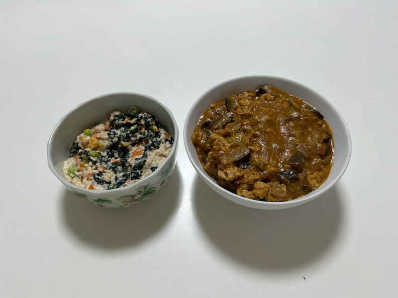 豆腐とわかめのカラフルサラダ。鶏ひき肉となすのノンオイルカレー