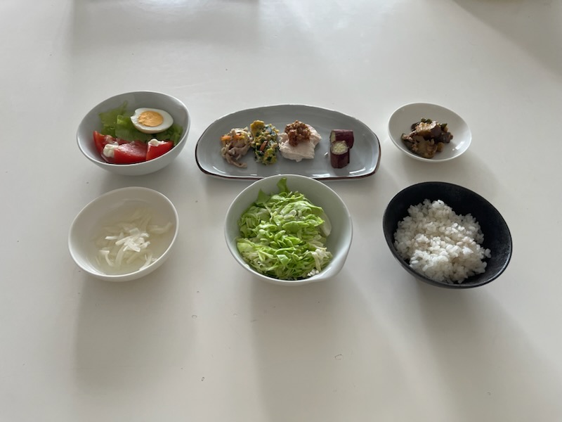 小皿に盛った料理
