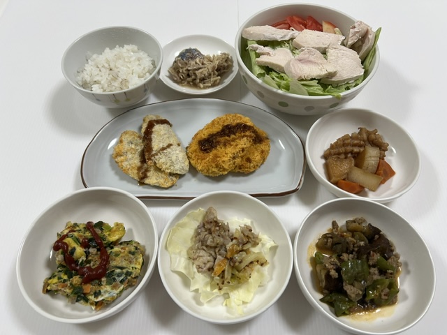 小皿に盛った料理