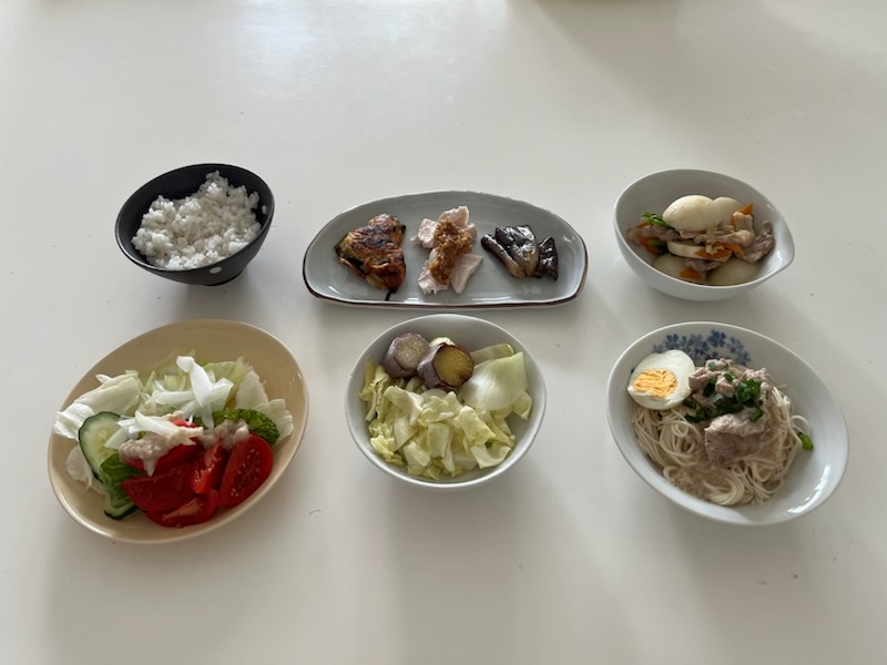 小皿に盛った料理