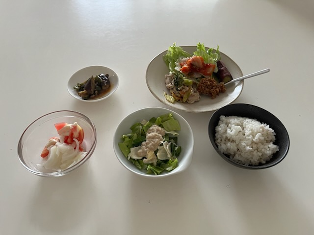 小皿に盛った料理