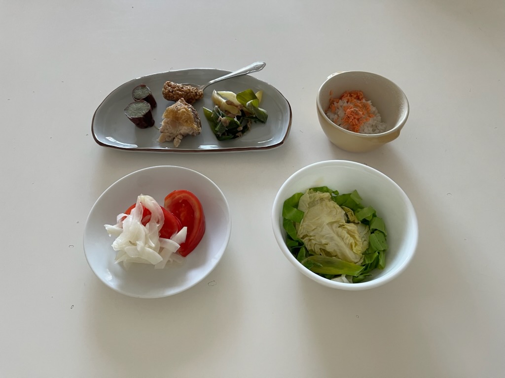 小皿に盛った料理