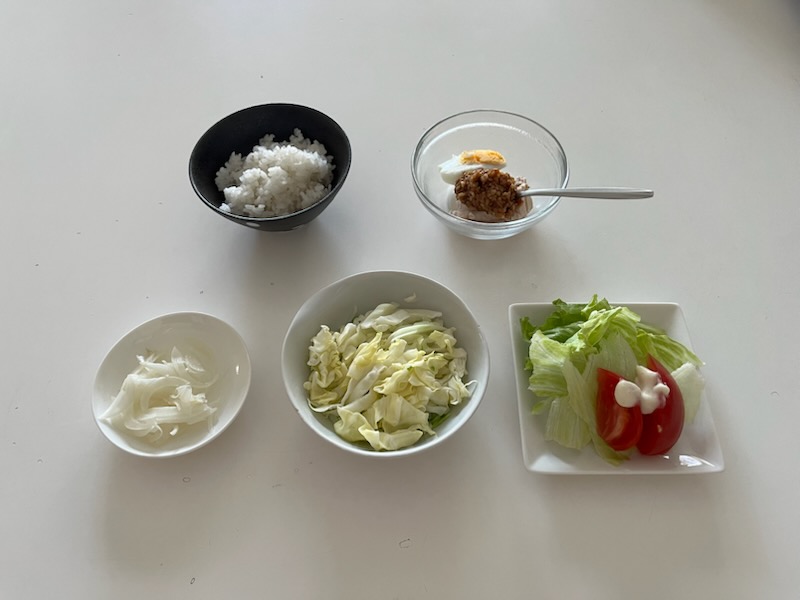小皿に盛った料理