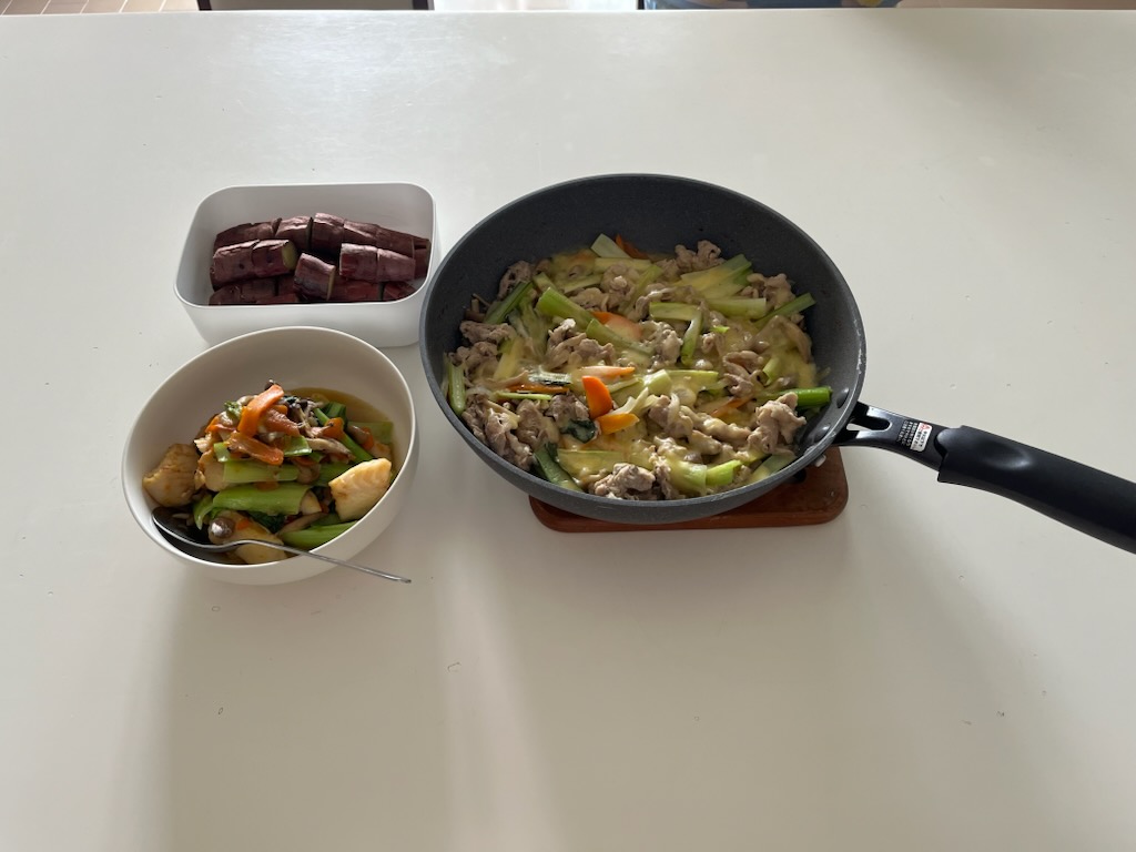 白身魚と野菜、焼き芋、豚肉と野菜のチーズ焼き