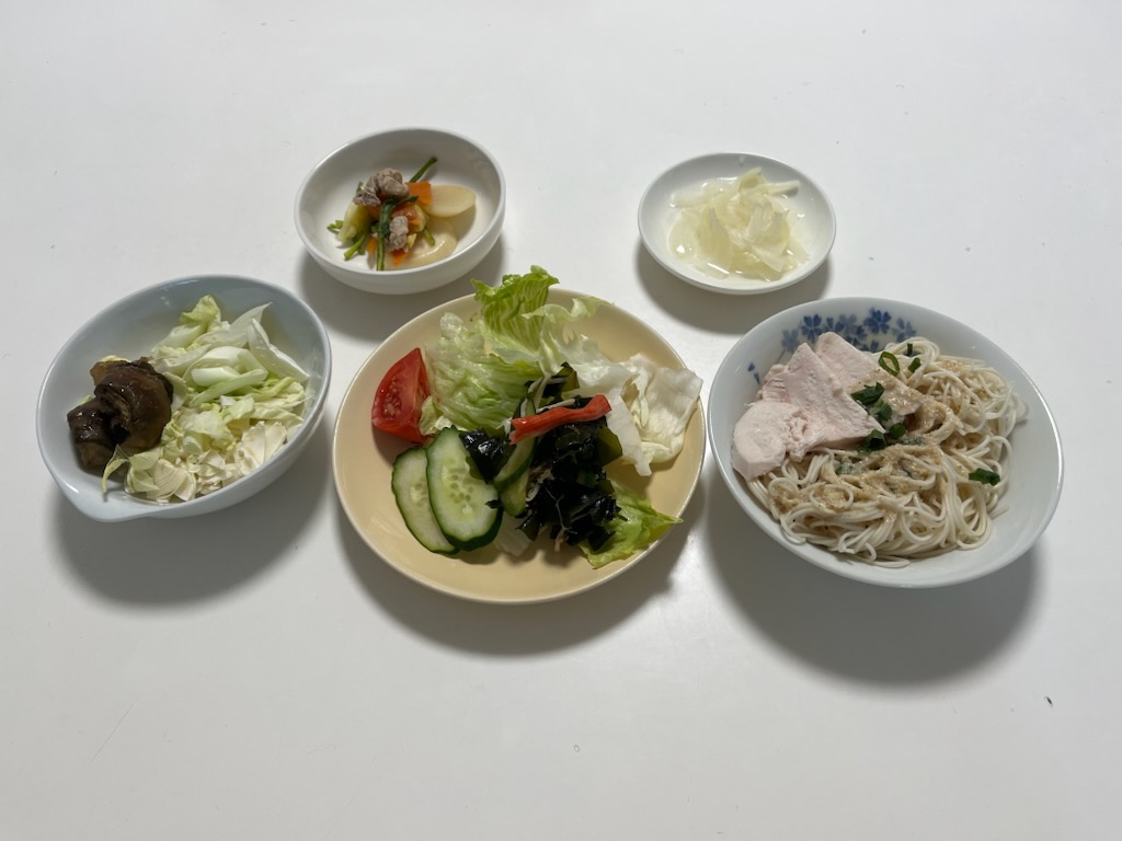 小皿に盛った料理