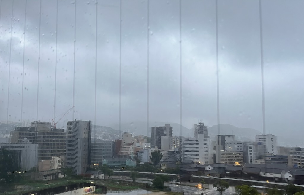 窓からの景色。一面の雲。