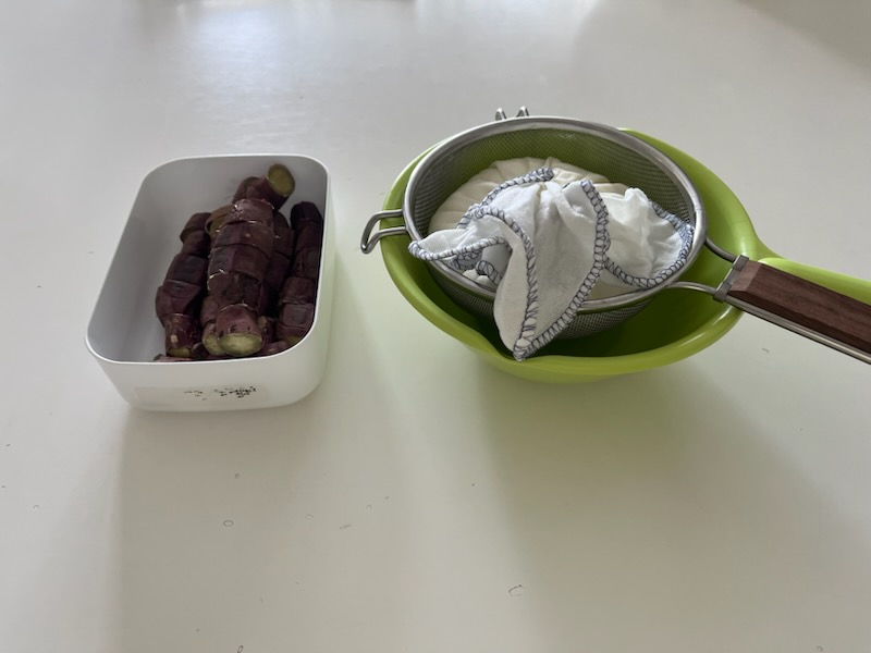 焼き芋、ギリシャヨーグルト水切り中