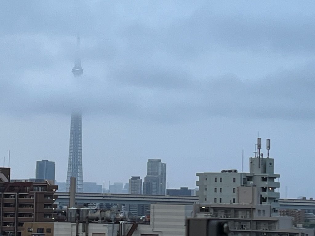 雲に隠れたスカイツリー