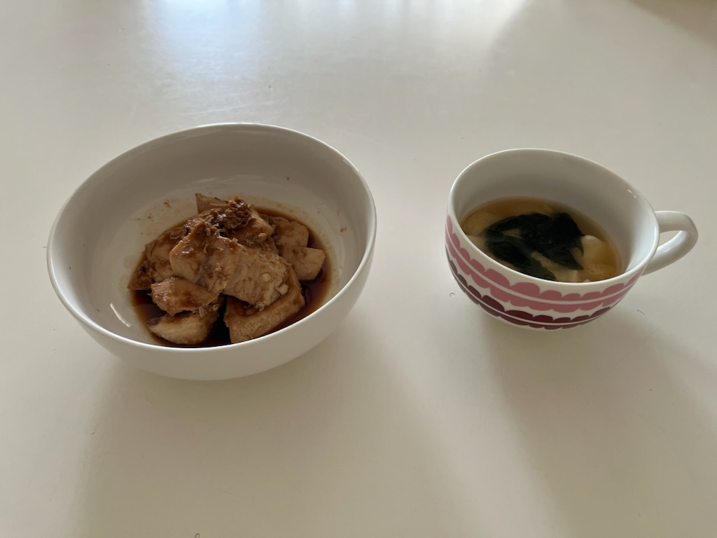 カジキマグロの煮つけ、豆腐とわかめの味噌汁