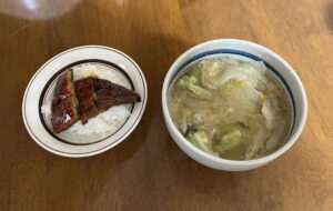 野菜たっぷり味噌汁とうな丼