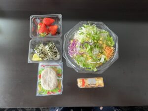 わかめおにぎり、サラダチキン、サラダ、いちご