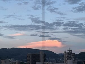 朝焼けに染まる雲