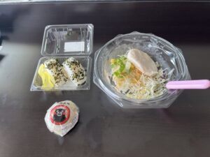 サラダチキン入りサラダ、おにぎり、いきなりだんご