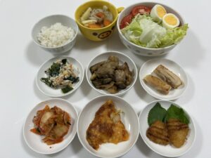小皿に盛った料理