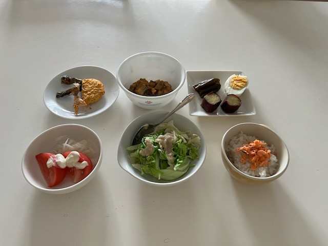 小皿に盛った料理