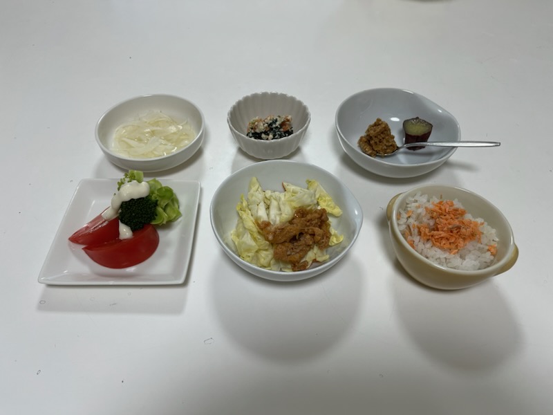 小皿に盛った料理