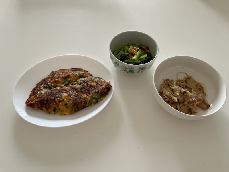 豆腐とキムチのチヂミ、小松菜と桜エビの炒め物、えのきのペペロンチーノ風