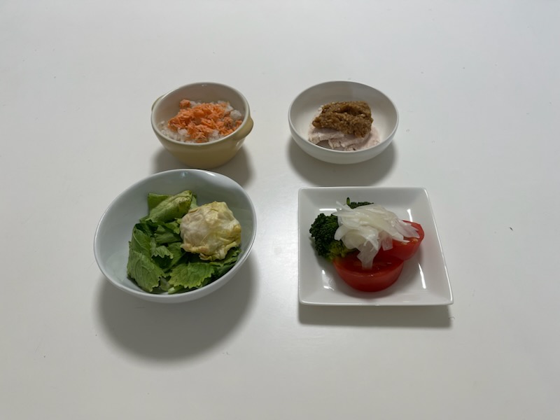 小皿に盛った料理