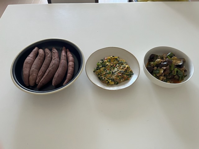焼き芋、餃子風オムレツ、なすとピーマンのみそ炒め
