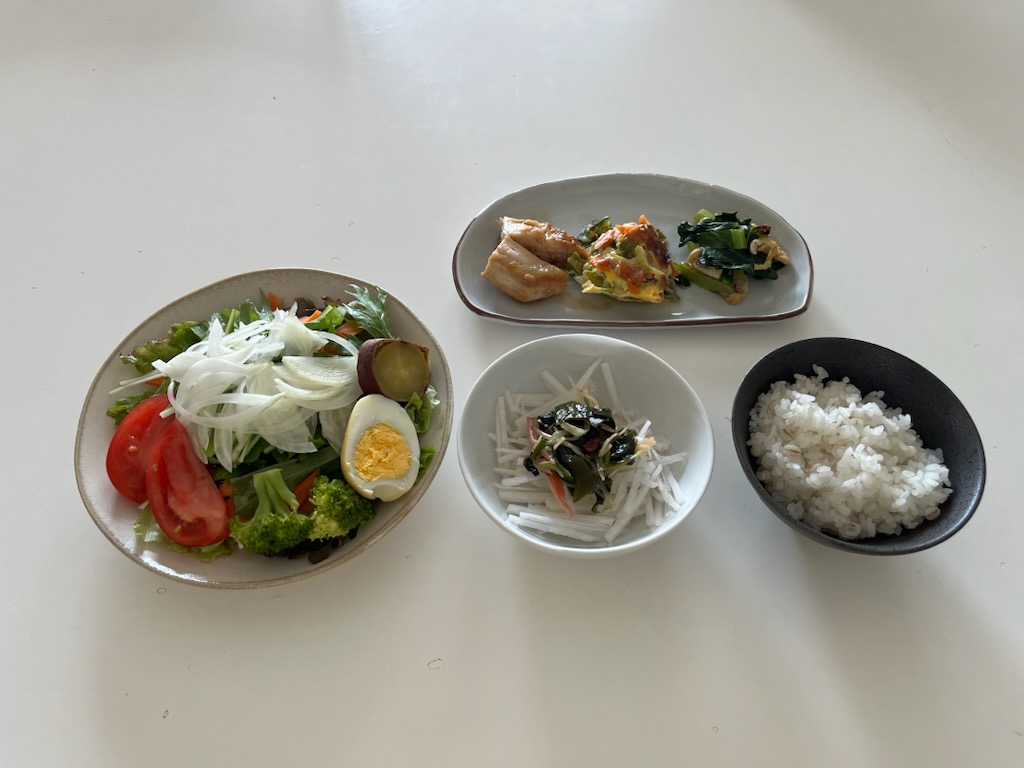 サラダプレート、大根サラダ、白米、おかずプレート