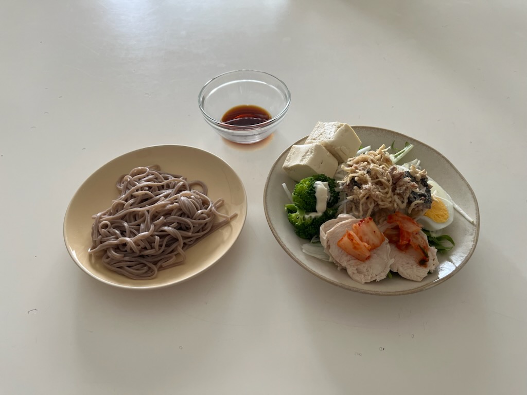 ざるそばとサラダ
