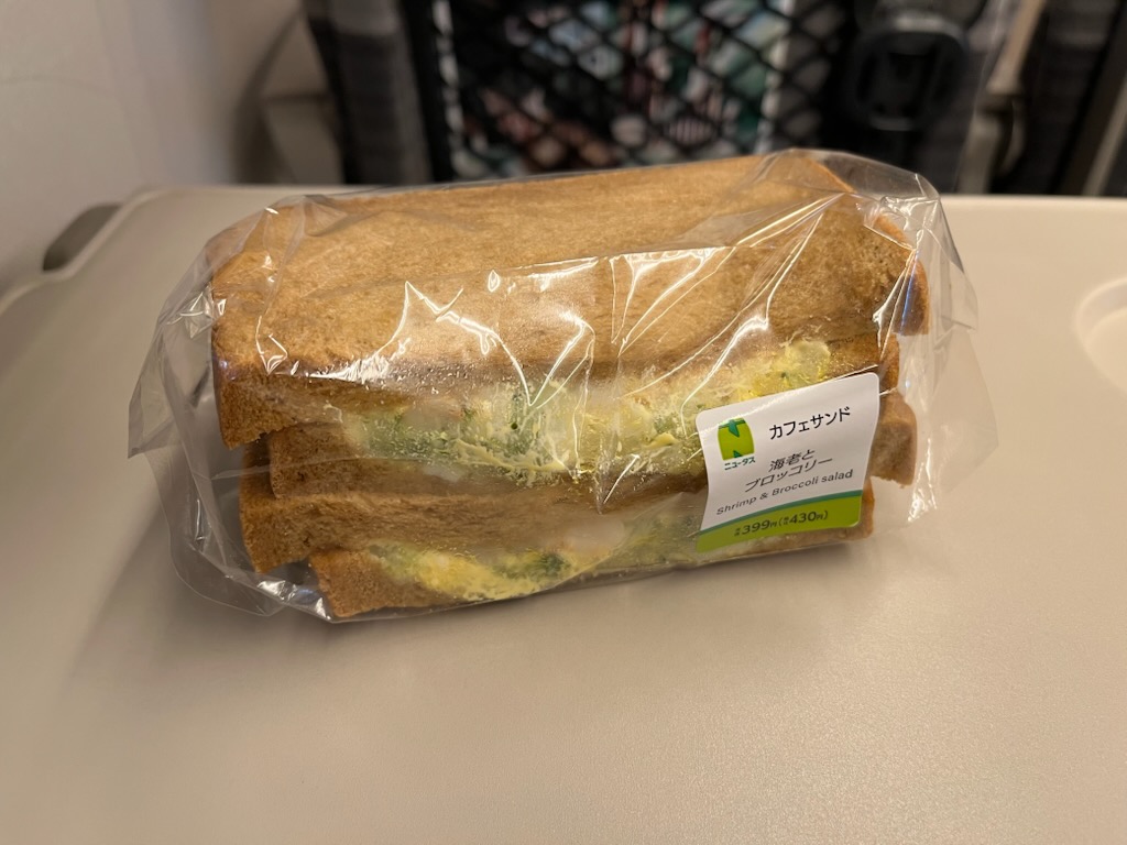えびとブロッコリーのサンドイッチ