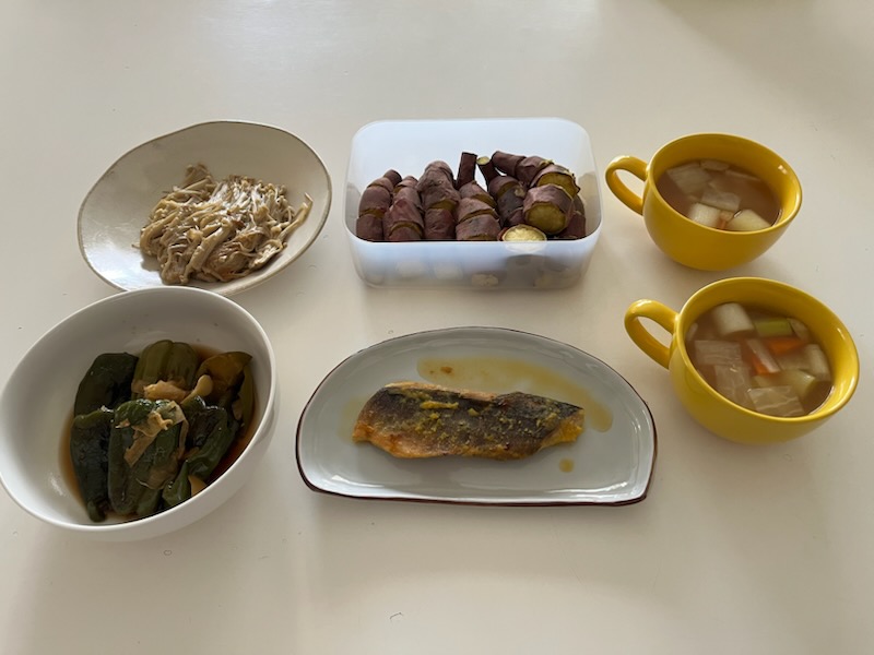 小皿に盛った料理