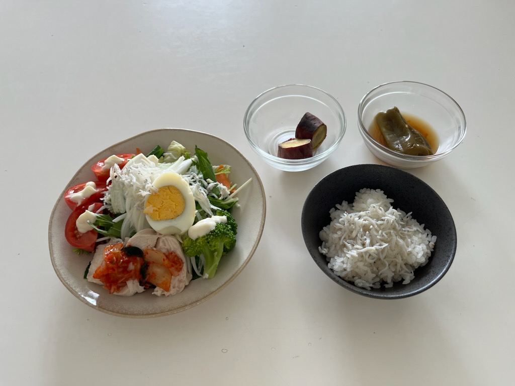 小皿に盛った料理