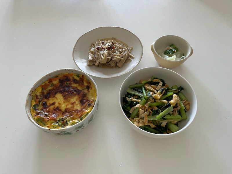 皮なしキッシュ、えのきにんにく麴焼き、小松菜と油揚げの炒め物、茹で鳥スープ