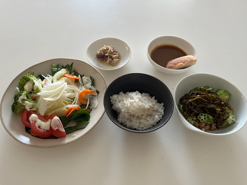 小皿に盛った料理