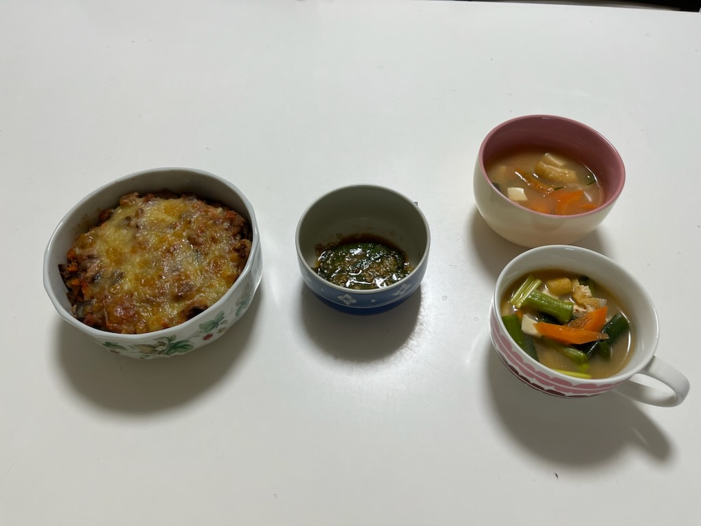 豚肉となすのミートソース焼き、しそ漬け、みそ汁