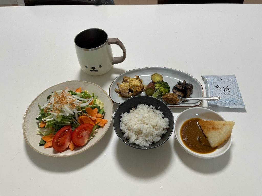 サラダプレート、白米、カレーと米粉パン、おかずプレート、麦茶、き花