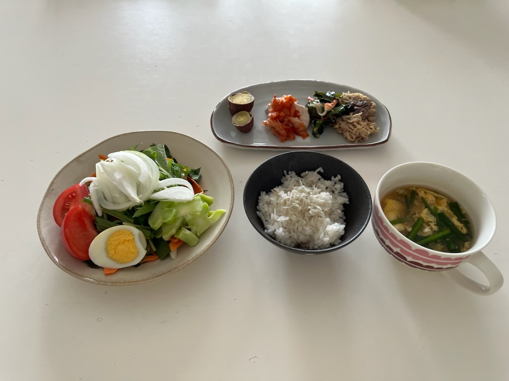 サラダプレート、白米、にらと春雨のスープ、おかずの乗った皿