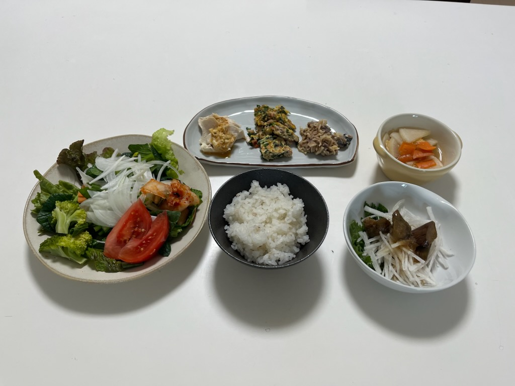 サラダプレート、白米、おかずプレート、大根サラダ、みそしる